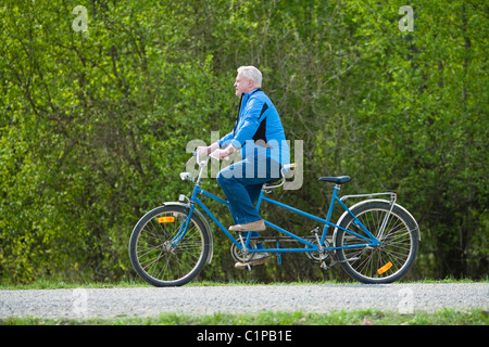 Senior woman auf Tandem Stockfoto