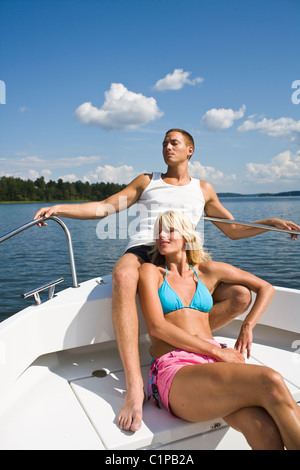 Junges paar entspannende in Yacht auf See Stockfoto