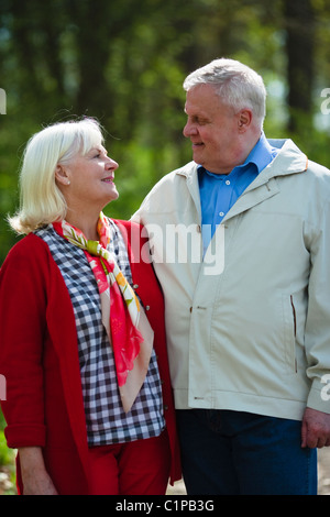 Älteres Paar im Park umarmt Stockfoto
