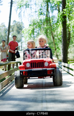 Zwei Mädchen im Go-Kart Stockfoto