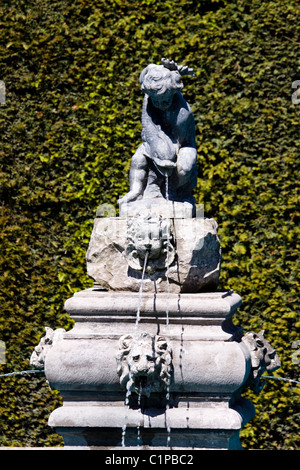 Schottland, Perthshire, Glamis Castle, Cherub Statue am Brunnen in der Nähe von hedge Stockfoto