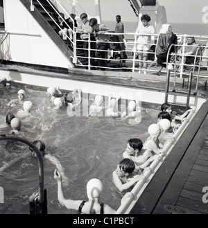 Britisch-Indien Kreuzfahrtschiff, 1950er Jahre. Passagiere an Bord des Schiffes genießen Sie ein Bad in dem Freibad. Stockfoto