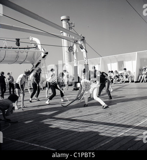 Britisch-Indien Kreuzfahrtschiff, 1950er Jahre. Passagiere auf dem Deck des Schiffes Hockey zu spielen. Stockfoto