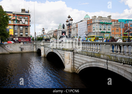 Republik von Irland, Dublin, O' Connell Brücke über den Fluss Liffey Stockfoto