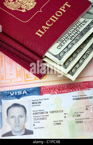 Amerikanisches Visum auf Seite der russischen internationalen Reisepass und den Pass mit der geschlossenen US-Dollar Stockfoto