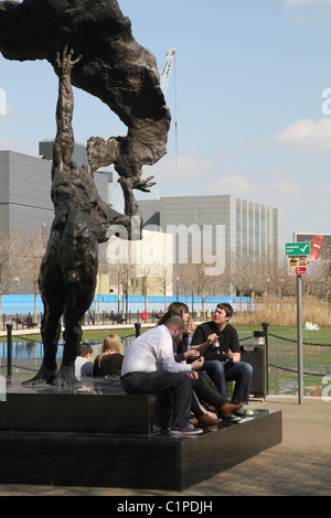 VEREINIGTES KÖNIGREICH. MITTAGSPAUSE IM NEUEN PARK VON RATHAUS IN TOWER HAMLETS, LONDON Stockfoto