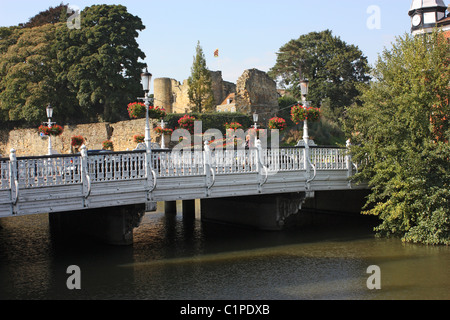 England, Kent, Tonbridge Castle, Brücke über Fluss Medway Stockfoto