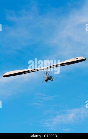 Australien, Nord-Queensland, Person Drachenfliegen in der Luft Stockfoto