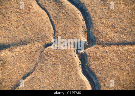 VERTIKALE LUFTAUFNAHME. San Andreas Fehler. Die pazifische Platte (unterste Hälfte) und die nordamerikanische Platte (höchste Hälfte). Carrizo Plain, Kalifornien, USA. Stockfoto