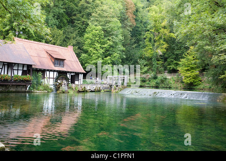 Deutschland, Bayern, Blaubeuren, Mühle am Fluss Blau Stockfoto