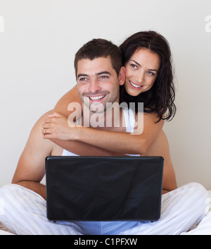 Mann und Frau mit einem laptop Stockfoto