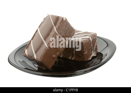 zwei Cookie in Schokolade auf schwarze Platte isoliert auf weiss Stockfoto