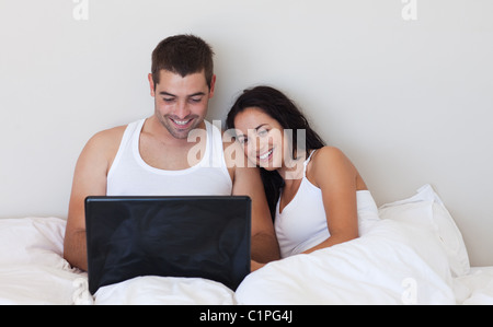 Mann und Frau mit einem laptop Stockfoto