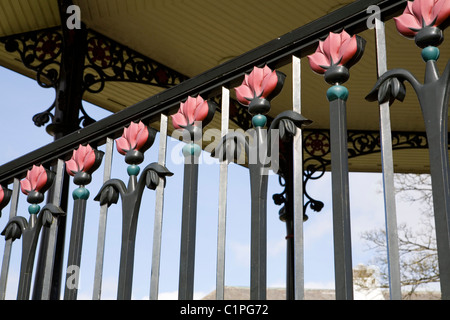 England, Derbyshire, Buxton, floralen schmiedeeisernen Musikpavillon Geländer im Pavillon Garten Stockfoto