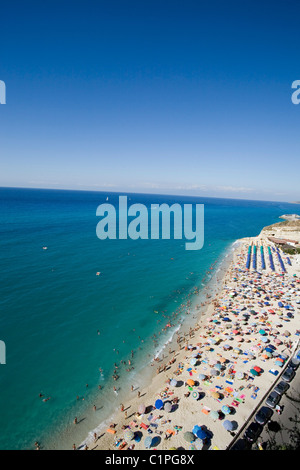 Italien, Kalabrien, Tropea, Urlauber am Strand Stockfoto