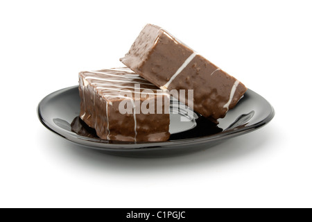 zwei Cookie in Schokolade auf schwarze Platte isoliert auf weiss Stockfoto