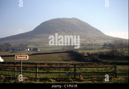 Slemish Mountain und Straßenschild, Co. Antrim, Nordirland, Großbritannien. Die Überreste eines alten Vulkans, liegt dieser kleine Berg in der Nähe von Ballymena, Camstroan. Stockfoto