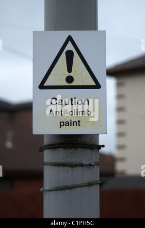 Anzeichen von der britischen High Street. Anti-Aufstieg Vorsicht Farbe auf einen Laternenpfahl Stockfoto