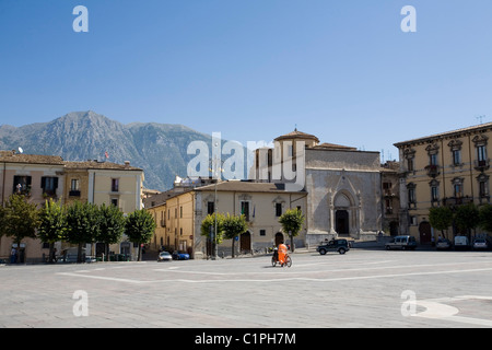 Italien, Sulmona, Piazza Garibaldi mit Berg im Hintergrund Stockfoto