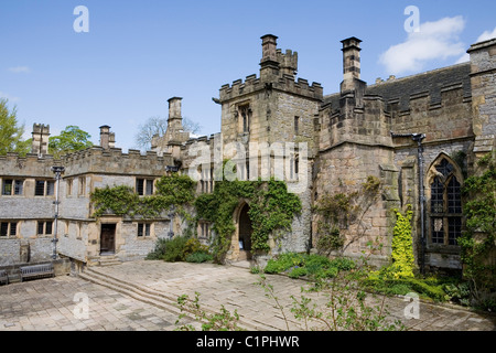 England, Derbyshire, Bakewell, Haddon Hall vom Innenhof aus gesehen Stockfoto