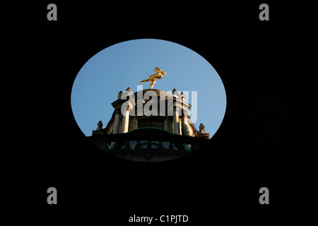 Vergoldete Statue von Ariel auf der Bank von England an der Ecke der Lothbury und Princes Street, City of London, UK Stockfoto