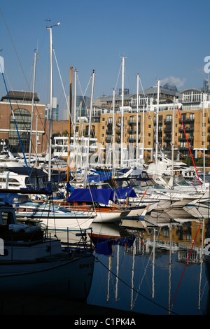 Yachten ankern in St Katharine Dock, Wapping, London, Großbritannien Stockfoto