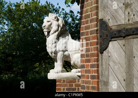 England, Suffolk Long Melford, Kentwell Hall, Löwenstatue an Ecke Stockfoto