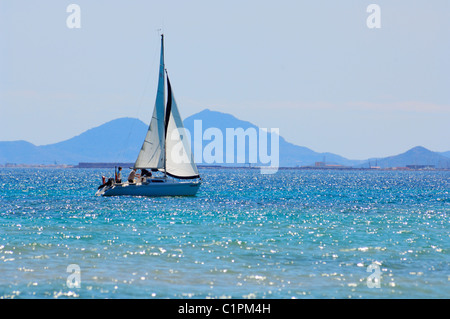 Eine kleine Yacht segeln im Mittelmeer in der Nähe von Dehesa de Campoamor an der Costa Blanca Küste der Provinz Alicante, Spanien. Stockfoto