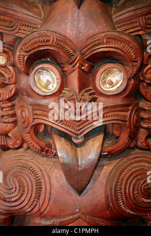 Maori geschnitzt Panel in Taranaki Stil, Te Whare Runanga, Maori-Versammlungshaus, Waitangi, Bay of Islands, Northland, Neuseeland Stockfoto