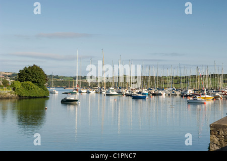 Republik von Irland, County Cork, Kinsale, Boote im Hafen Stockfoto