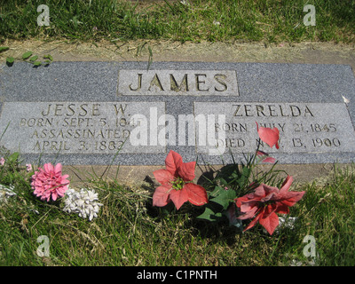 Nahaufnahme von der Enscription auf dem Jesse James Grabstein auf dem Mount Olivet Cemetery in Kearney, Missouri, USA. Stockfoto