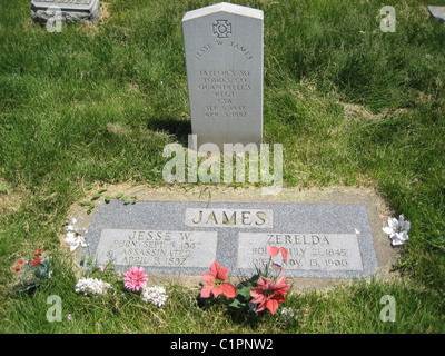 Nahaufnahme von der Enscription auf dem Jesse James Grabstein auf dem Mount Olivet Cemetery in Kearney, Missouri, USA. Stockfoto