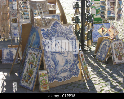 Portugal, Lissabon. Eine Vielzahl von handbemalten Fliesen Souvenirs zum Verkauf. Stockfoto