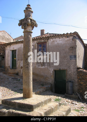 Portugal. Eine Säule steht auf einem kleinen Platz, auf einem Hügel erbaut Penha Garcia. Stockfoto