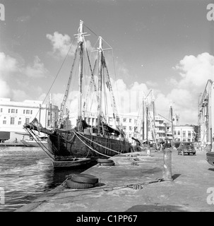 Barbados der 1950er Jahre. Außenseite des alten Schiff vertäut im Hafen von Bridgetown in diesem historischen Bild von J Allan Cash. Stockfoto