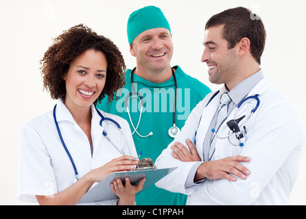 Freundlich aussehende Ärzteteam vor weißem Hintergrund Stockfoto