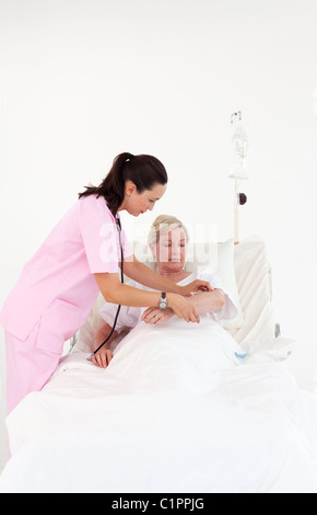 Patient wird von einem Arzt beobachtet Stockfoto