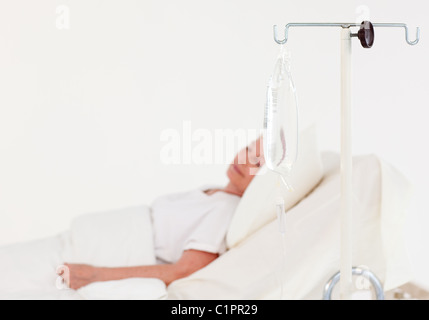 Ältere Frau in einem Krankenhausbett Stockfoto