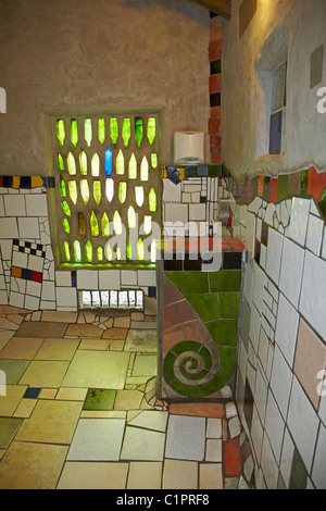 In den berühmten Hundertwasser-Toiletten, Kawakawa, Bay of Islands, Northland, Nordinsel, Neuseeland Stockfoto