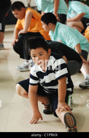 Übergewichtige Kinder in China werden zum Verweilen in einem fetten Sommerlager, um Ihnen trim down, mit traditionellen Übungen helfen geschickt und Stockfoto