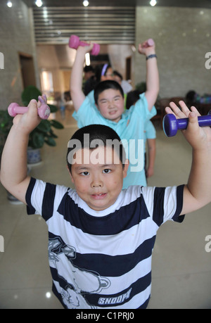 Übergewichtige Kinder in China werden zum Verweilen in einem fetten Sommerlager, um Ihnen trim down, mit traditionellen Übungen helfen geschickt und Stockfoto