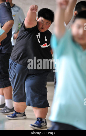 Übergewichtige Kinder in China werden zum Verweilen in einem fetten Sommerlager, um Ihnen trim down, mit traditionellen Übungen helfen geschickt und Stockfoto