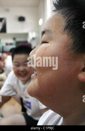 Übergewichtige Kinder in China werden zum Verweilen in einem fetten Sommerlager, um Ihnen trim down, mit traditionellen Übungen helfen geschickt und Stockfoto