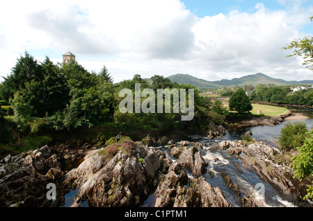 Republik von Irland, Iveragh-Halbinsel, Sneem, Felsen und Fluss Stockfoto