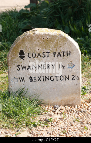 England, Dorset, Chesil Beach, Küstenweg marker Stockfoto