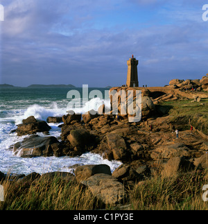 Leuchtturm über stürmische See an der rosa Granit Küste. Stockfoto