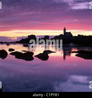 Sonnenaufgang über Pointe de Pontusval Leuchtturm, Finistere, Bretagne, Frankreich, Europa Stockfoto