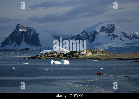 Tierkreis mit polar Kreuzfahrtpassagiere nähert sich Rocky [Stonington Insel] in [Marguerite Bay], [West Graham Land], Antarktis Stockfoto