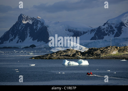 Tierkreis mit polar Kreuzfahrtpassagiere nähert sich Rocky [Stonington Insel] in [Marguerite Bay], [West Graham Land], Antarktis Stockfoto