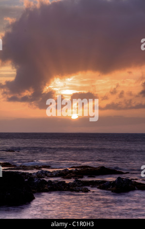 Licht strahlen, die von untergehende Sonne Wellen wie Pause, Maui Stockfoto